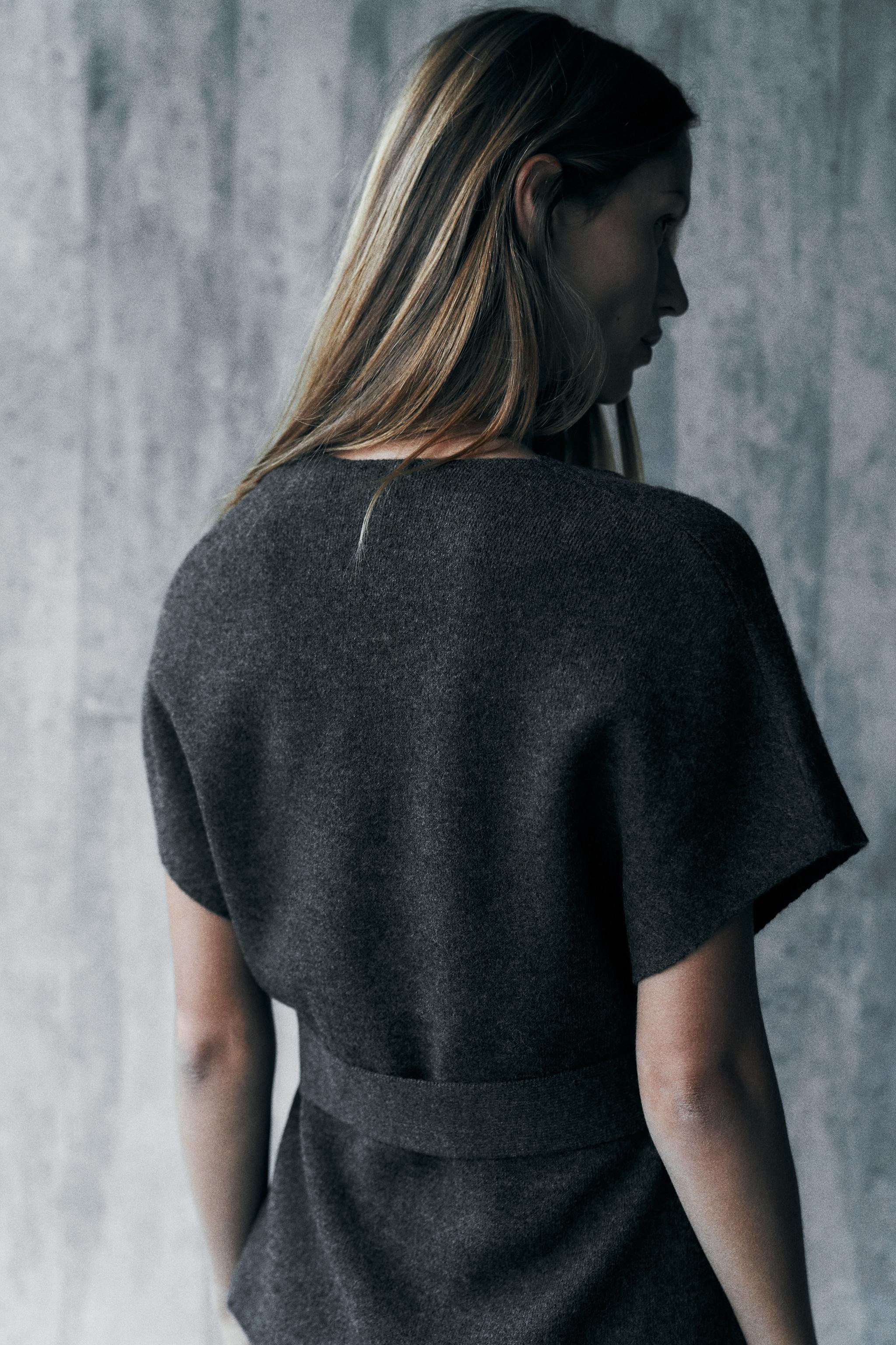 GILET EN MAILLE AVEC CEINTURE